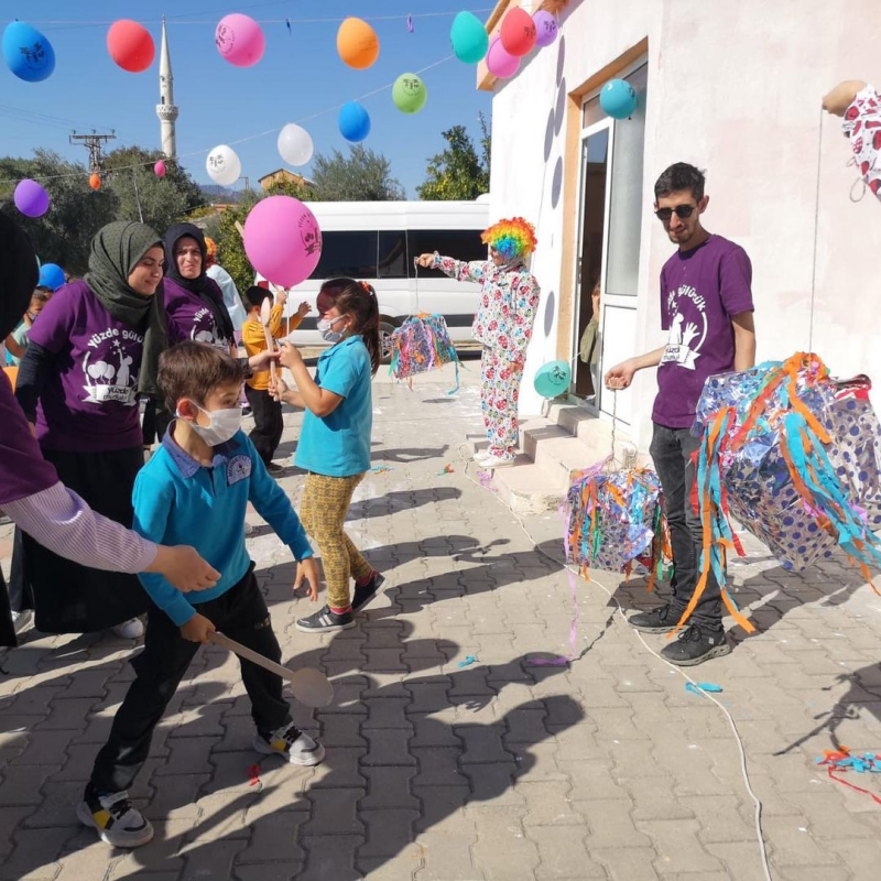Gönüllü gençler, Sumbas’ta köy okulunu boyadı